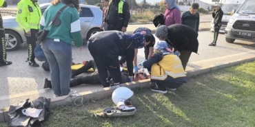 ARABAYA BAĞLANIP İPLE ÇEKİLEN MOTOSİKLET KALDIRIMA SAVRULDU: 1 YARALI