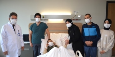 FEDAKÂR BABADAN OĞLUNA EN ANLAMLI HEDİYE: 9 YAŞINDAKİ OĞLUNA BÖBREĞİNİ VERDİ. BURSA ŞEHİR HASTANESİ'NDE CANLIDAN CANLIYA ORGAN NAKLİ GERÇEKLEŞTİRİLDİ.