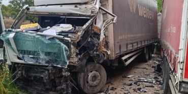 KAMYONLAR KAFA KAFAYA ÇARPIŞTI KABİNDE SIKIŞAN BİR SÜRÜCÜ YARALANDI