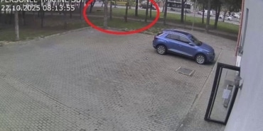 KAMPÜS İÇİNDE BELEDİYE OTOBÜSÜ KADINA ÇARPTI: KAZA ANI KAMERADA