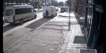 GERİ MANEVRA YAPARKEN YAYAYI BÖYLE YERE SERDİ: GÖRÜNMEZ KAZA KAMERADA