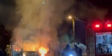 GÖZLERİ ÖNÜNDE MİNİBÜS ALEV ALEV YANDI