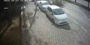 BURSA'DA FIRTINA AĞACI BÖYLE DEVİRDİ SAATTEKİ HIZI 46 KİLOMETREYE ULAŞAN FIRTINA KÜKÜRTLÜ CADDESİ'NDE BİR AĞACI ARACIN ÜZERİNE DEVİRDİ