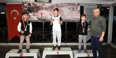 OSMANGAZİ'DE MİNİK SATRANÇ USTALARI KUPALARINA KAVUŞTU