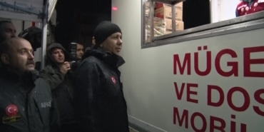 BAKAN YERLİKAYA DEPREMZEDELERLE BİR ARAYA GELDİ