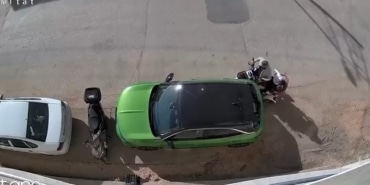 PARK HALİNDEKİ OTOMOBİLE ÇARPIP HİÇBİR ŞEY OLMAMIŞ GİBİ KAÇTI