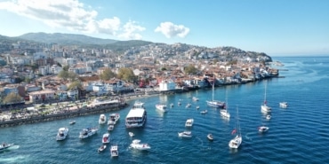 DENİZDE ONLARCA TEKNE KORTEJ YAPTI BURSA'NIN MUDANYA İLÇESİNDE CUMHURİYET COŞKUSU DENİZE TAŞTI