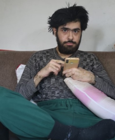 TELEFON BAĞIMLISI GENÇ: 3 YILDIR EVDEN DIŞARI NE TEK BİR ADIM ATTI NE DE BESLENMEK DIŞINDA BİR ŞEY YAPTI EVE VE SANAL DÜNYAYA BAĞIMLI HALE GELEN GENÇ, ANNESİNE ACI ÇEKTİRİYOR