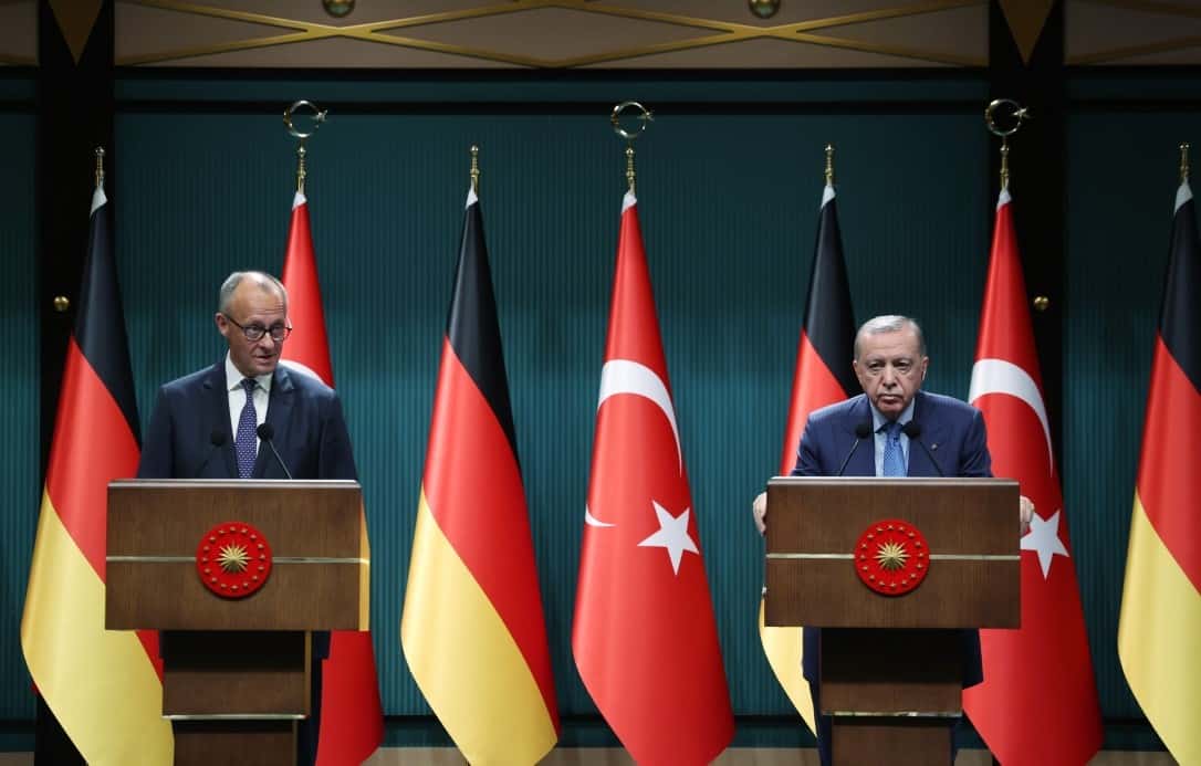 CUMHURBAŞKANI ERDOĞAN'DAN MERZ'E GAZZE TEPKİSİ: "İSRAİL YİNE BOMBALARLA ÖZELLİKLE GAZZE'Yİ VURMUŞTUR, BUNLARI ALMANYA OLARAK SİZLER GÖRMÜYOR MUSUNUZ?" "KOPENHAG KRİTERLERİ BİZİM İÇİN OLUMSUZ BİR YAKLAŞIM SÜRECİ DEĞİL. EĞER KOPENHAG KRİTERLERİ NOKTASINDA TÜRKİYE'YE YAKLAŞILIYORSA BİZİM DE BUNUN KARŞISINDA ANKARA KRİTERLERİMİZ VARDIR" "ANKARA KRİTERLERİYLE BİZ AVRUPA'YA VE DÜNYAYA AÇILIRIZ ÇÜNKÜ TÜRKİYE SIRADAN BİR AVRUPA VEYA ASYA ÜLKESİ DEĞİL" "(GAZZE) BU MEZALİMİN YENİDEN YAŞANMAMASINA VE BÖLGEDE KALICI BARIŞIN ANAHTARI OLAN İKİ DEVLETLİ ÇÖZÜME DAİR GÖRÜŞLERİMİZİ KENDİLERİNE (MERZ'E) AKTARDIM, BÖLGEYE YARDIMLARIN KESİNTİSİZ ULAŞTIRILMASI GİBİ YENİDEN YAPILANMA SÜRECİNDE DE HERKESİN TAŞIN ALTINA ELİNİ KOYMASI GEREKTİĞİNİ İFADE ETTİM"