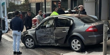 Beton direğe çarpan otomobil sürücüsü yaralandı