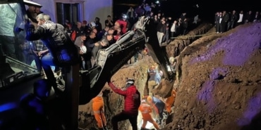 Bursa Büyükşehir’den "göçük" açıklaması: "Hane sakinleri kepçeyle çalışma yaparken meydana gelen göçükte kalan 2 kardeş hayatını kaybetti"