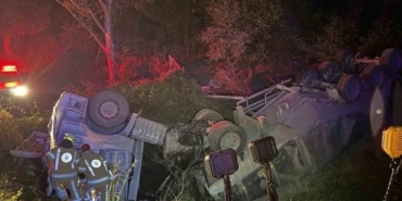 Bursa’da tır şarampole yuvarlandı: 2 yaralı