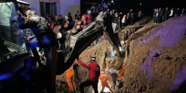 Kanalizasyon çukuru kazarken göçük altında kalan iki kardeş toprağa verildi