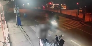 Motosikletli kuryenin çarptığı yaşlı adam kanlar içinde yere yığıldı