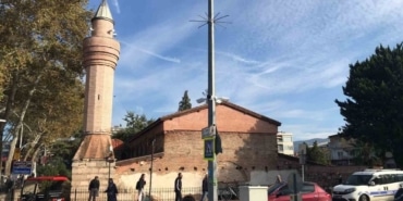 Tepki çeken restorasyon: "602 yıllık minare ayakta, 18 yıllık minare çürüyor"