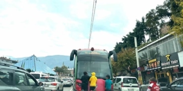 Tramvayın arkasına tutunup ölümle burun buruna geldiler