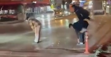 Yaya geçidinden karşıya birdirbir oynayarak geçtiler