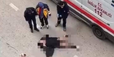 Yolun ortasında yatan kadın, sinir krizi geçirdi