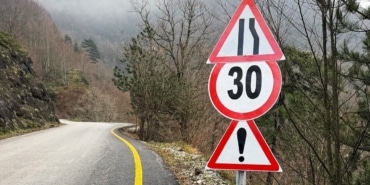 TRAFİK LEVHASI YENİLENDİ