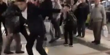 METRODA ÇIKAN KAVGADA YUMRUKLAR HAVADA UÇUŞTU, KAVGAYI İZLEYEN VATANDAŞLARDAN BAZILARI MAÇ SEYREDER GİBİ O ANLARI KAYDA ALDI METRODA GÜVENLİK GÖREVLİSİYLE VATANDAŞ ARASINDA ÇIKAN TARTIŞMADA YUMRUKLAR HAVA UÇUŞTU. TEKME TOKAT KAVGA KAMERADA