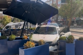 15 MİLYON LİRALIK CİPE ÇARPMAMAK İÇİN MANEVRA YAPTI, TATLICI DÜKKANINA BÖYLE GİRDİ KAZA ANI KAMERADA