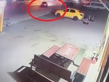 DRİFT ATIP TOZU DUMANA KATTI, KAZA YAPIP BÖYLE KAÇTI TRAFİK MAGANDASI KAZAYA KARIŞTI, O ANLAR KAMERAYA YANSIDI