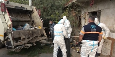 YALNIZ YAŞAYAN ADAMIN EVİNDE KORKUNÇ MANZARA AĞIR KOKULARIN YÜKSELDİĞİ EVDEN 2 KAMYON ÇÖP ÇIKTI