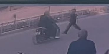 MOTOSİKLETİN ÇARPTIĞI KADIN YARALANDI