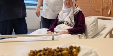 DOKTORLAR GÖZLERİNE İNANAMADI 77 YAŞINDAKİ KADININ SAFRA KESESİNDEN 213 ADET TAŞ ÇIKTI