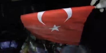 ÇÖP KARIŞTIRIRKEN BULDUĞU BAYRAĞI BAKIN NE YAPTI ÇÖPTEN BULDUKLARI TÜRK BAYRAĞI YÜREK BURKTU