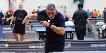 OSMANGAZİ'DE VETERAN SPORCULAR FİNAL İÇİN TER DÖKTÜ ULUSAL BURSA VETERAN MASA TENİSİ TURNUVASI SONA ERDİ