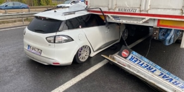 OTOMOBİL TIRIN ALTINA GİRDİ: 4 YARALI