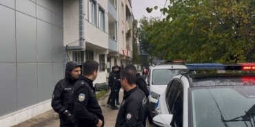 DENGESİNİ KAYBEDİP CAMDAN DÜŞEN ŞAHIS AĞIR YARALANDI