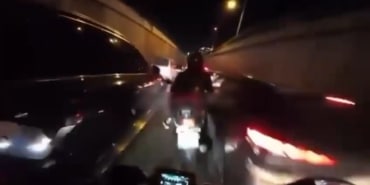 ARAÇLARIN ARASINDAN HIZLA GİDEN MOTOSİKLETLİYE ARKASINDAN GELEN MOTOSİKLETLİ BÖYLE ÇARPTI KAZA ANI KAMERAYA YANSIDI