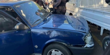 Bursa’da direksiyon hakimiyetini kaybeden sürücü kamyonete çarptı