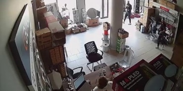 Bursa’da hissedilen deprem anı kameraya yansıdı