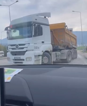 Bursa’da ters şeritten giren kamyon ’pes’ dedirtti