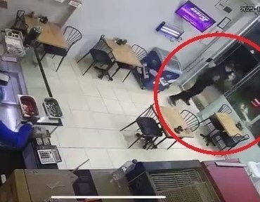 Drift atıp tozu dumana kattı, kaza yapıp böyle kaçtı