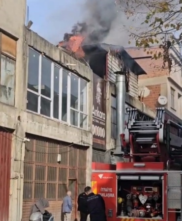 İnegöl’de mobilya imalathanesinde yangın