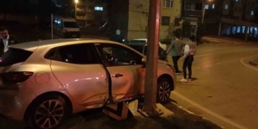 Kaza yapan otomobil refüje çarpıp durabildi