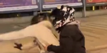 Motosikletiyle ön kaldırdı, kayarak böyle düştü