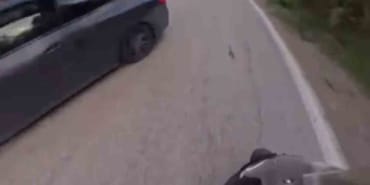 Motosikletlinin saniyelerle ölümden kurtulduğu anlar kameraya yansıdı