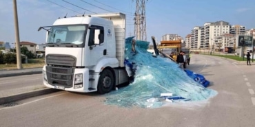 Tonlarca ağırlıktaki cam yola saçıldı
