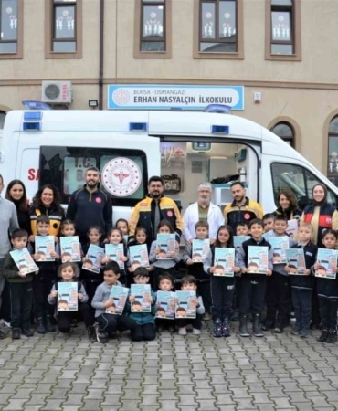 112’den minik Yağmur ve arkadaşlarına karne hediyesi