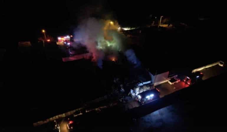 Bursa’da ahşap palet fabrikasındaki yangın kontrol altına alındı