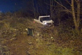 Bursa’da akıl almaz trafik kazası: Demir bariyerler araçların üzerine düştü