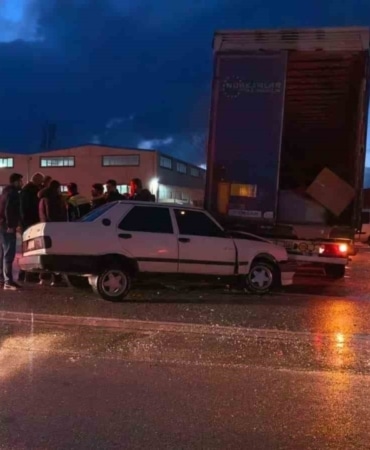 Bursa’da otomobil tıra çarptı: 1 yaralı