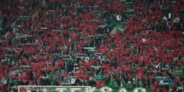 Bursaspor tribünleri Türk bayraklarıyla donatıldı