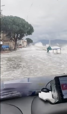 Fırtına sebebiyle kara ile deniz birleşti, tekneler battı