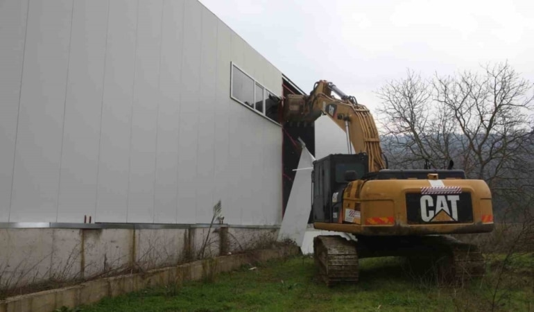 Nilüfer’de iki kaçak iş yeri yıkıldı
